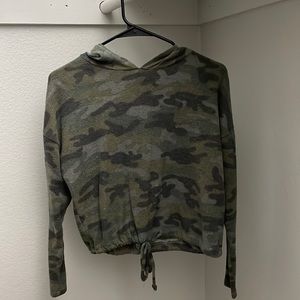 Vibe Sportswear Camouflage Cropped Long Sleeve Hoodie